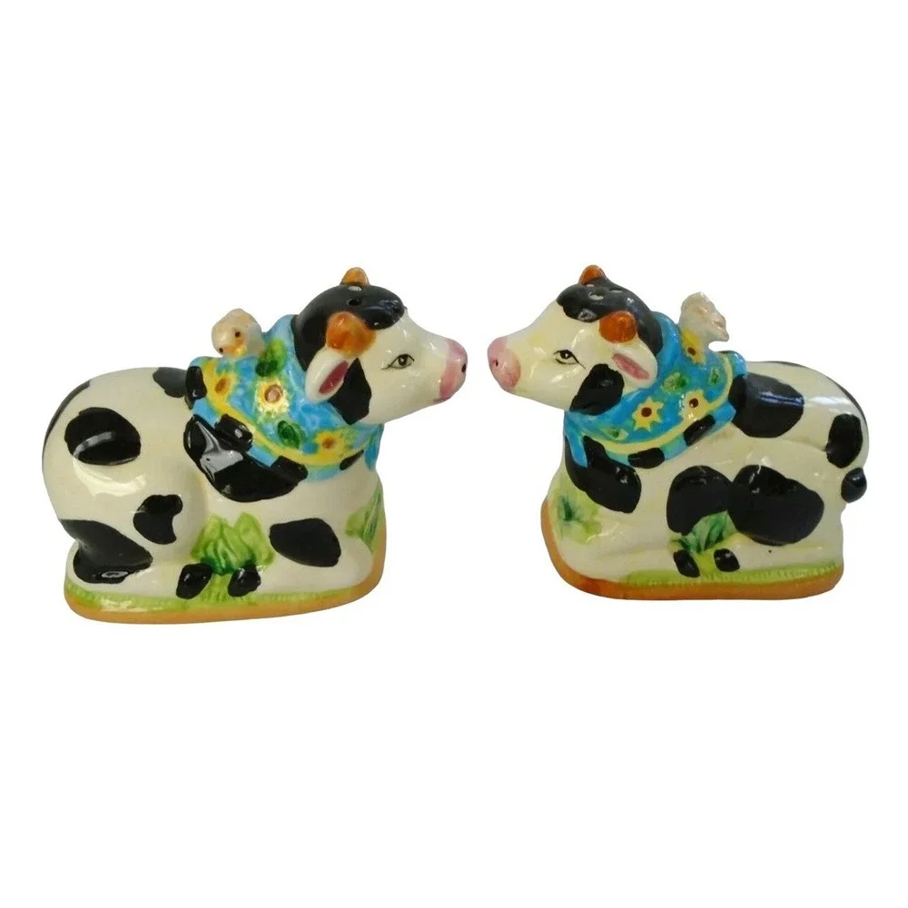 Cows Bulls Laying Down with Sunflower Bandannas & Birds Salt & Pepper‎ Shakers